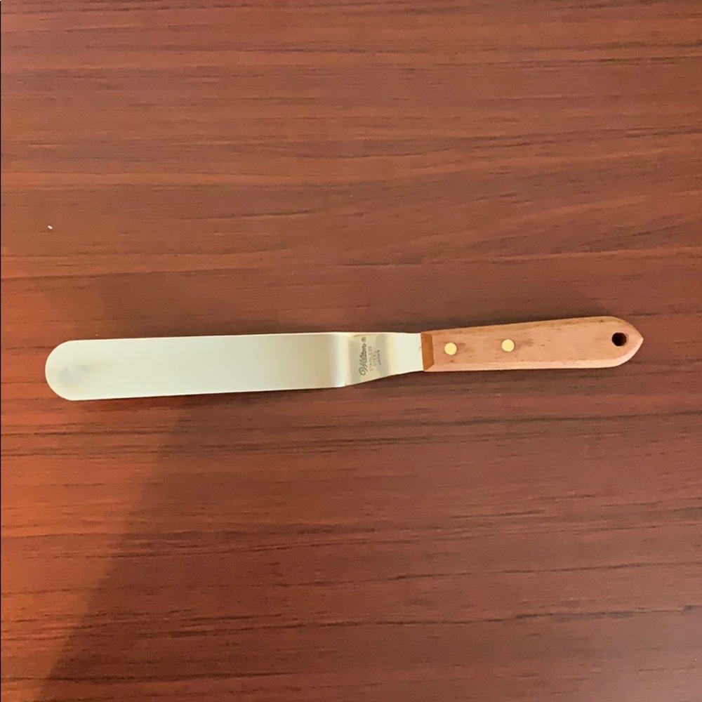 Large icing spreader